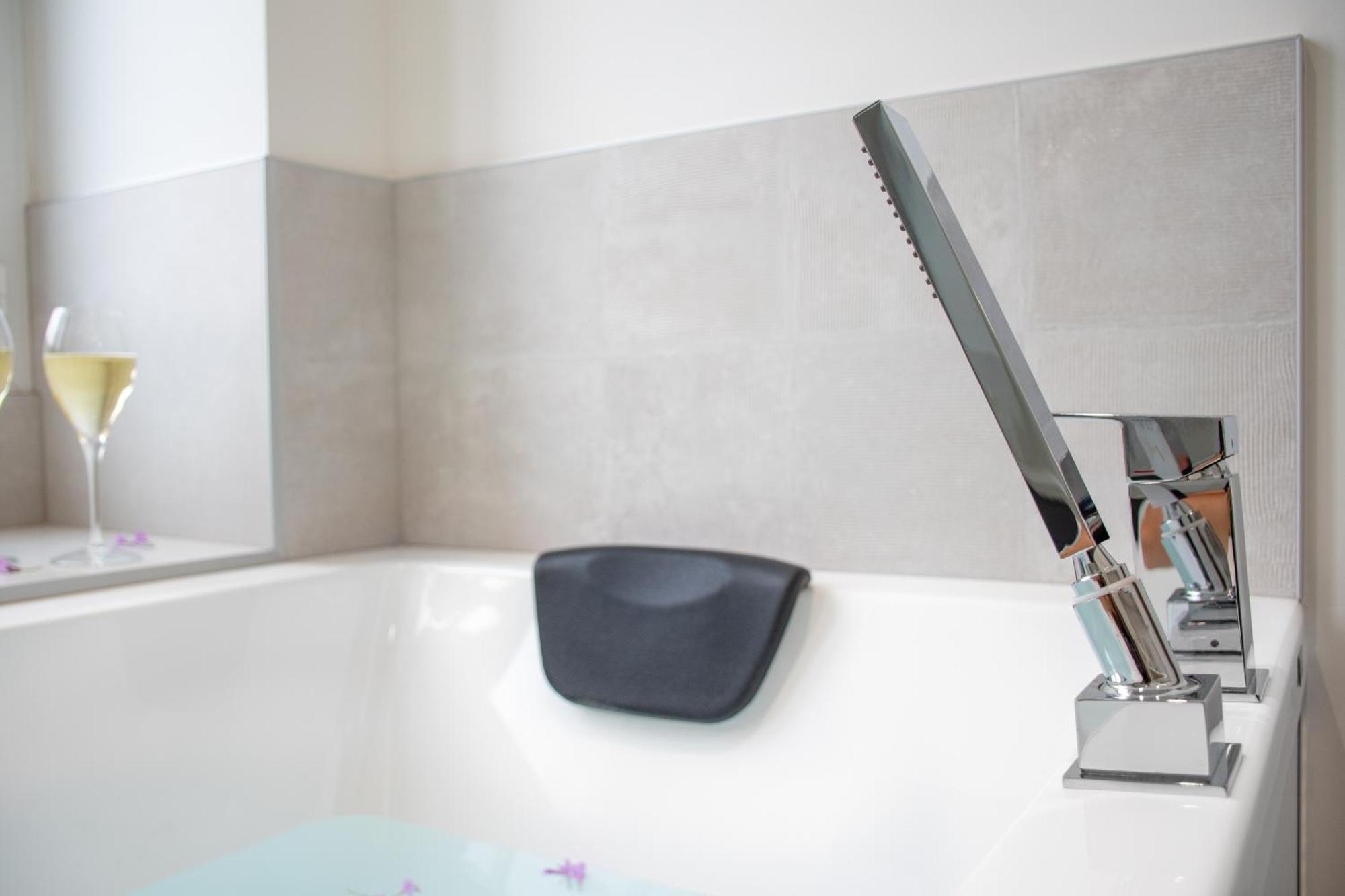 L'Appartement Des Ducs Avec Baignoire Double Нант Экстерьер фото